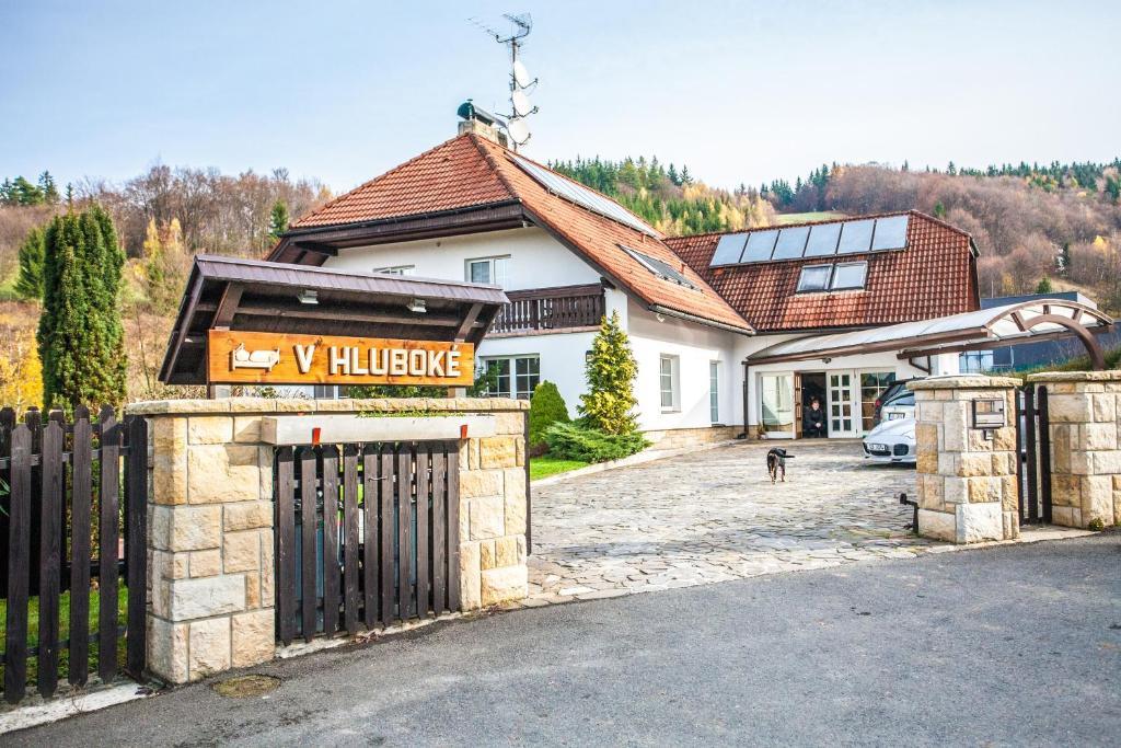 Penzion V Hluboke A Department Glamp Vsetín Kültér fotó